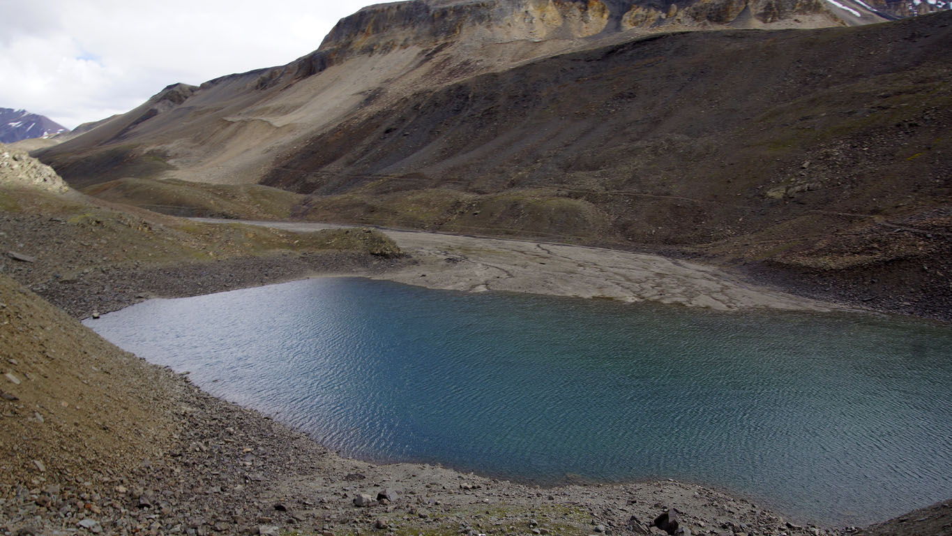 Un magnifique lac de montagne turquoise entre Leh et Keylong