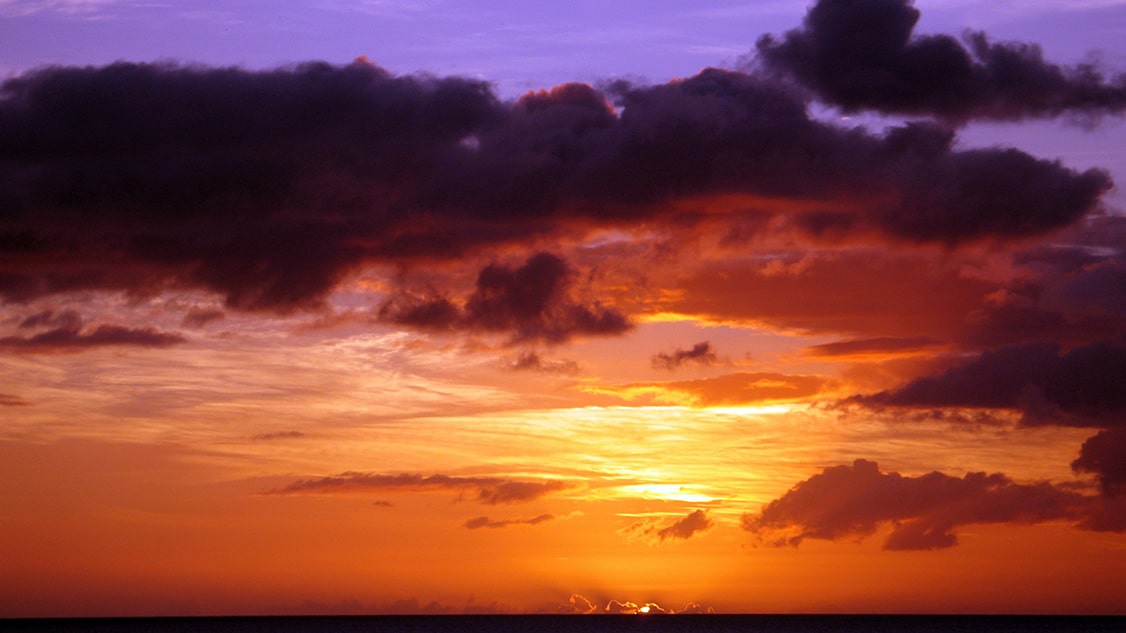 époustouflant et flamboyant coucher de soleil à l'anse à la barque Guadeloupe