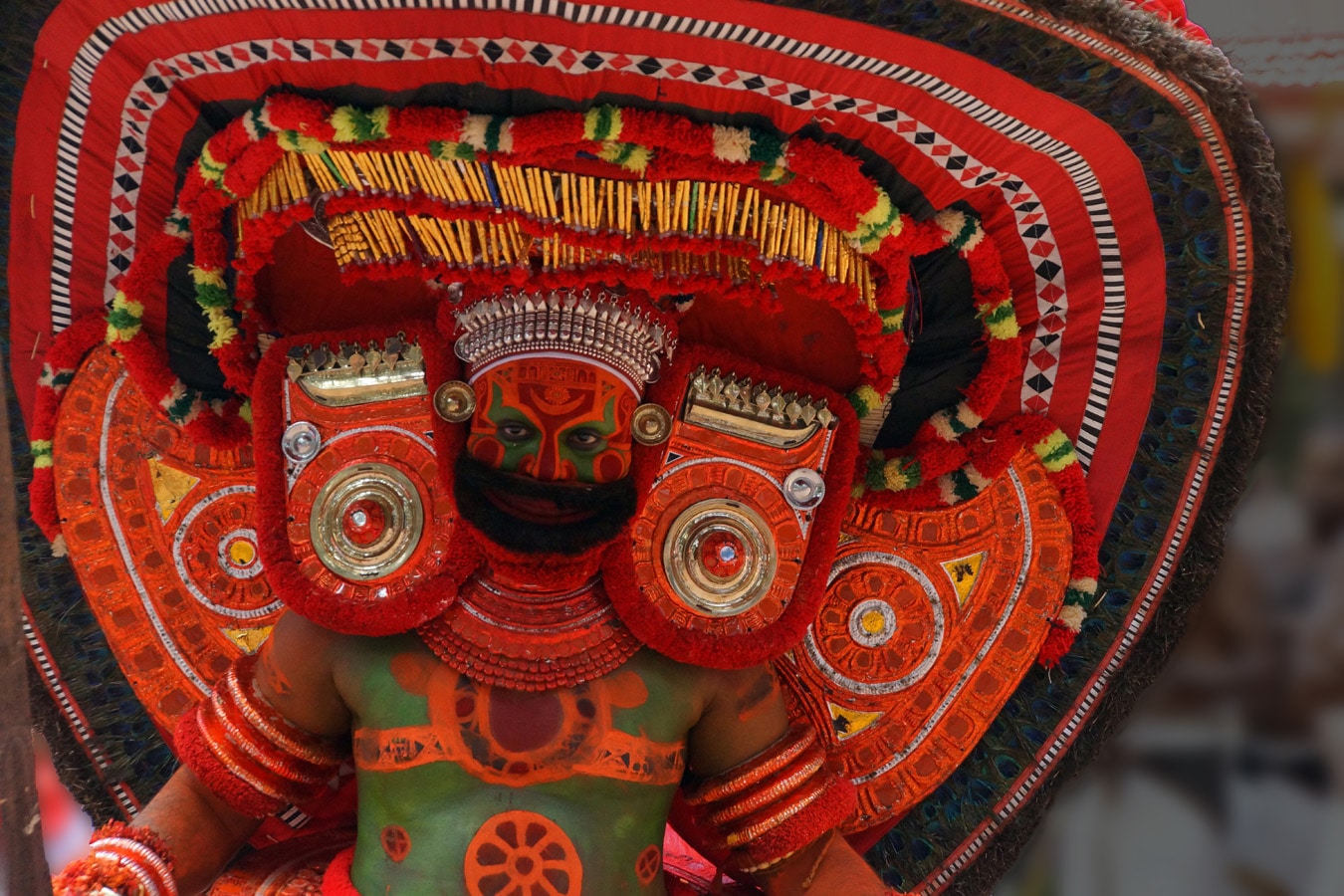 peintures et maquillage spectaculaire pour vettayamkorumakan theyyam à Nileshwaram Kerala