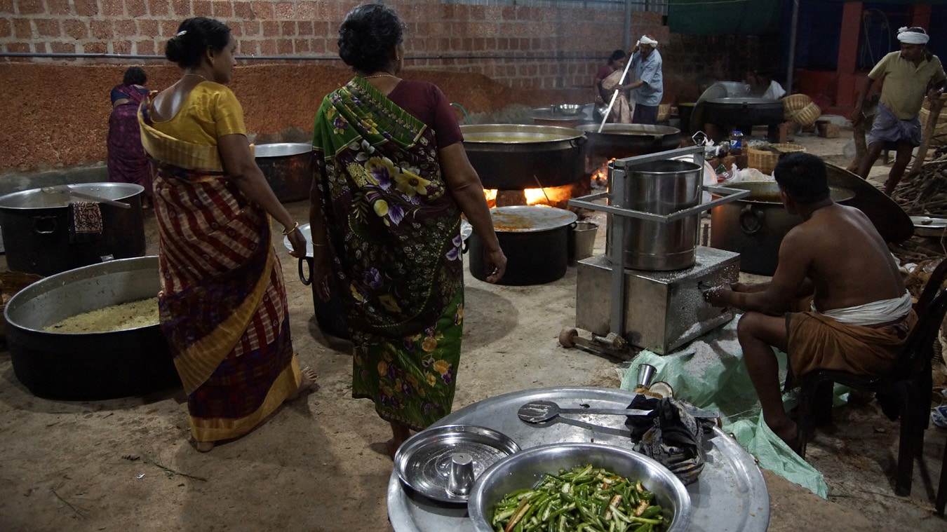 On s'affaire à la cuisine pour la préparation du repas offert lors d'un rituel de theyyam à Kannur côte Malabar