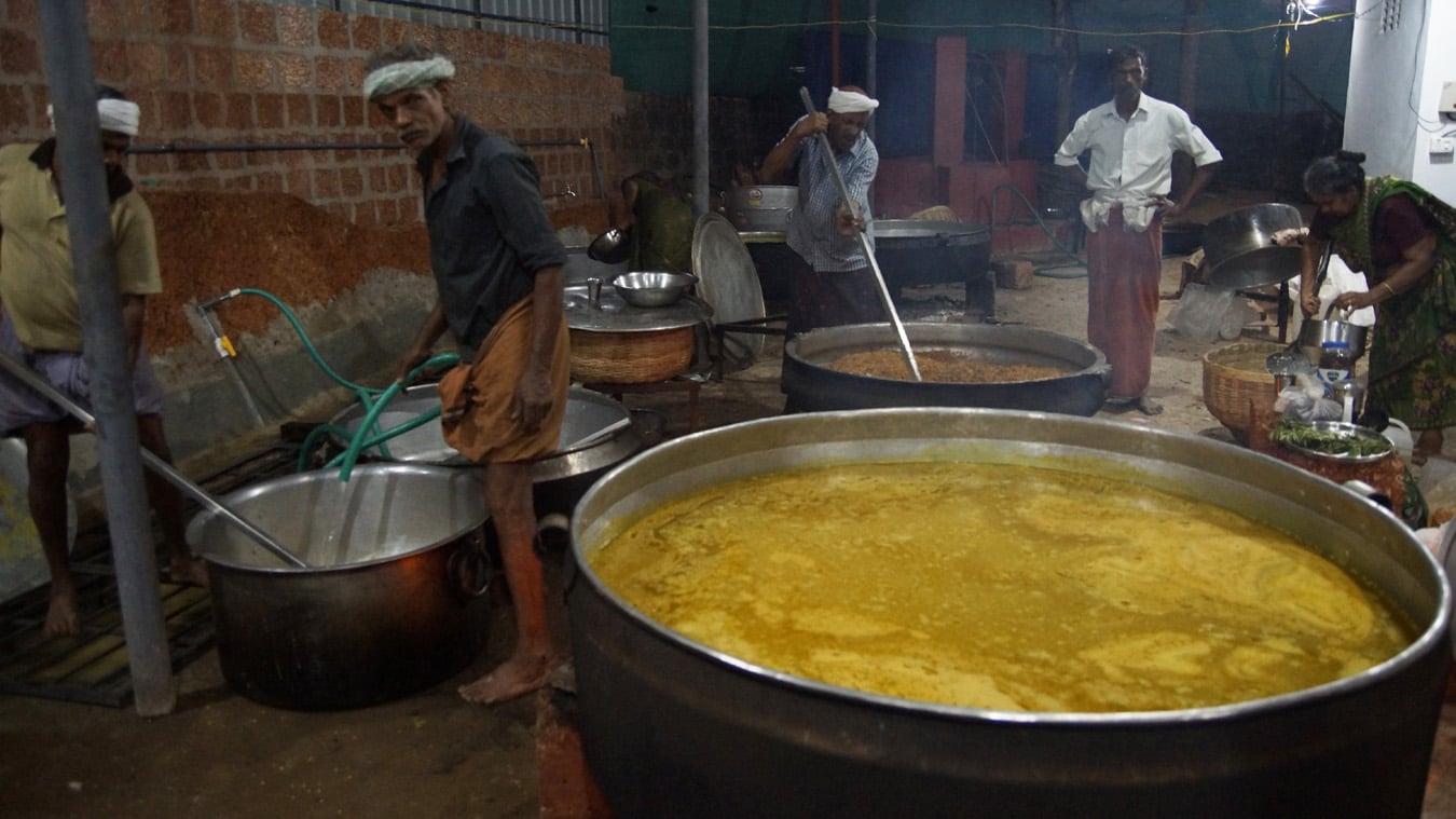 Gigantesques marmites pour la préparation du repas offert lors d'un rituel de theyyam à Kannur côte Malabar