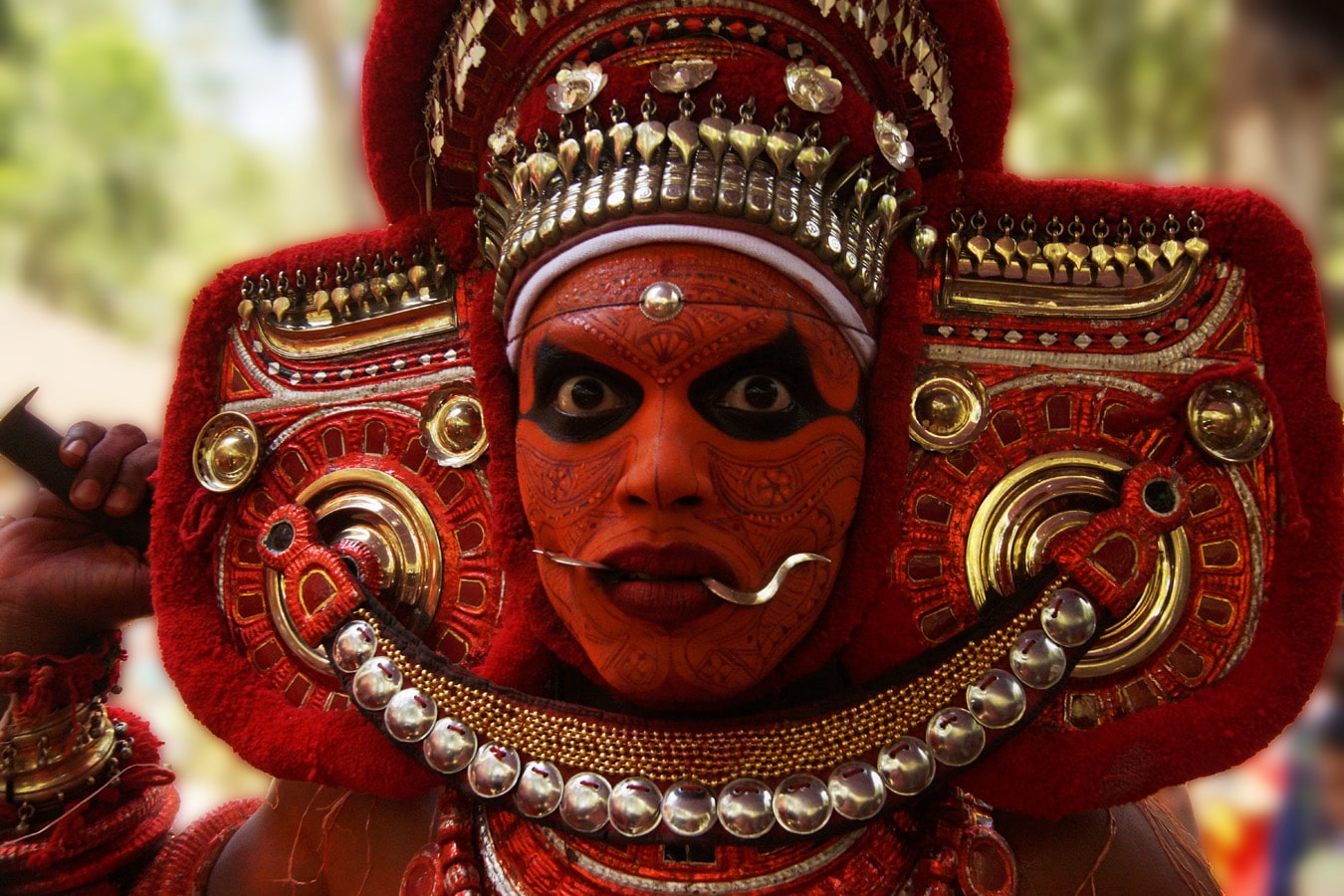 Un performer en transe - Rituel du Theyyam - Kunithala Kannur Côte Malabar