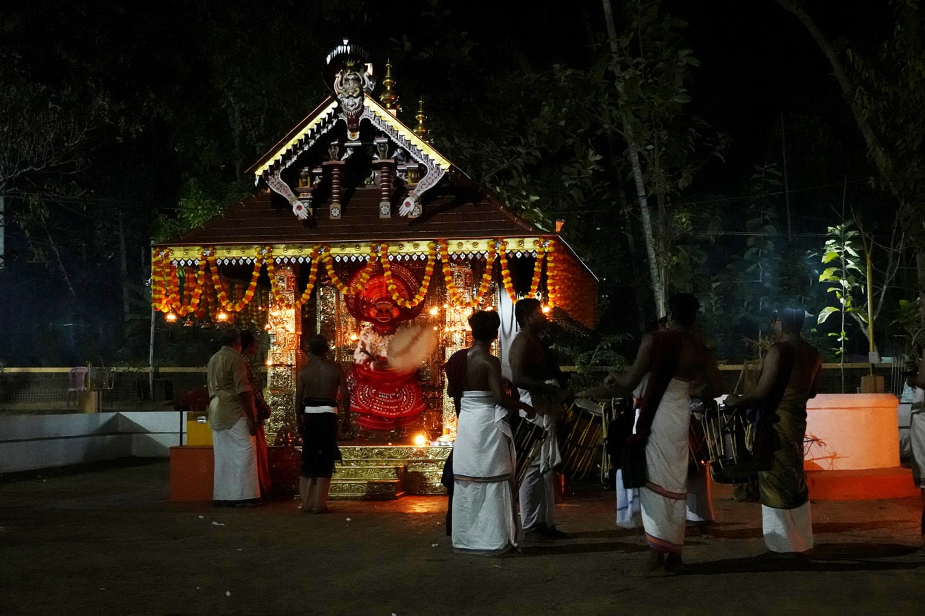 Le performer possédé par le dieu entré dans le templion - Rituel du theyyam - Kannur Malabar