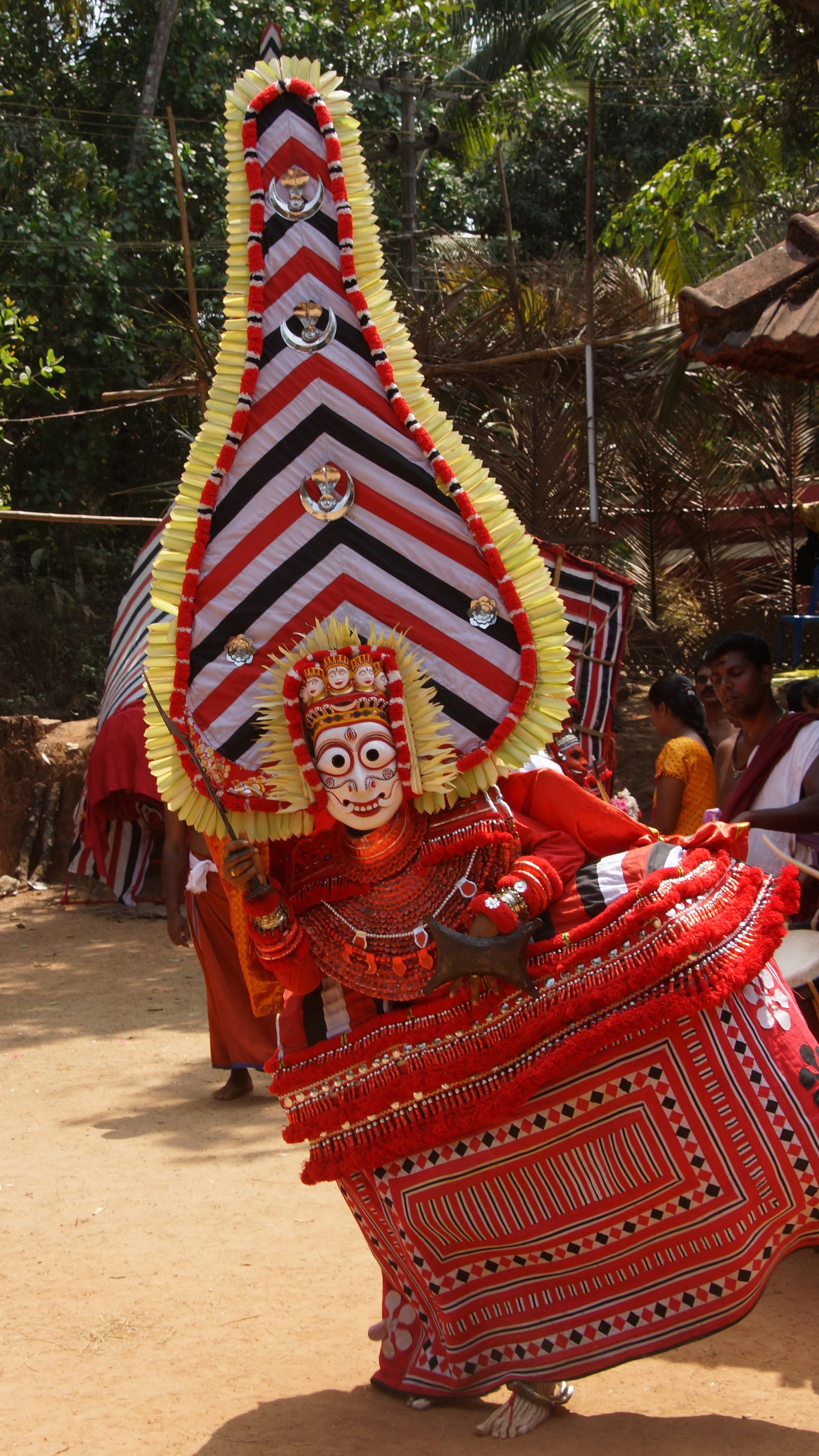 Une autre coiffure monumentale pour ce theyyam à Nileshwaram Kerala
