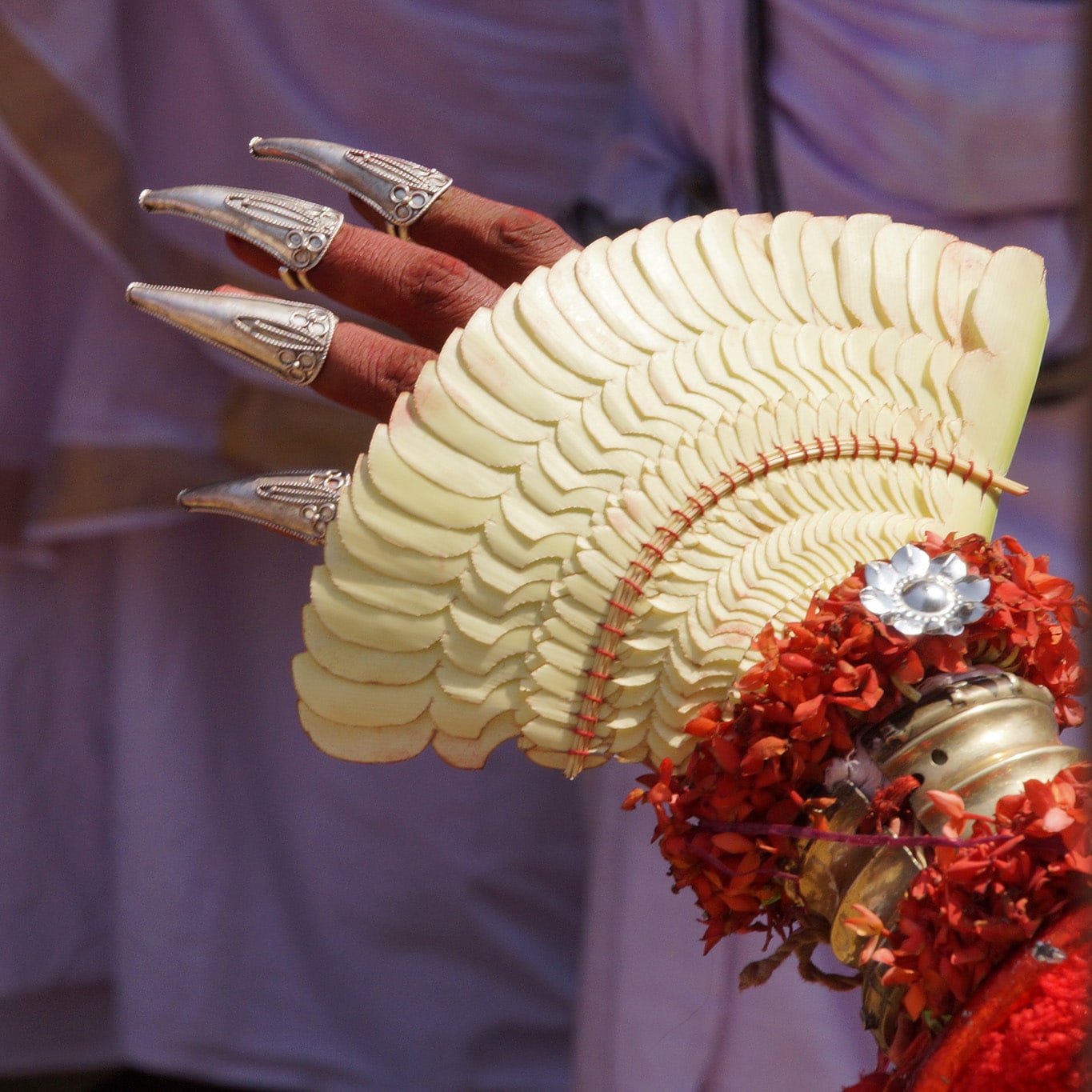 fabuleux ongles en argent d'un interprète (performer) de Vishnumoorthi theyyam