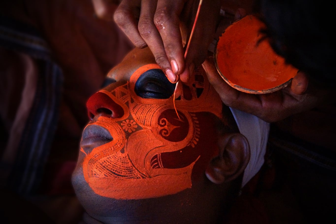 Extrème minutie dans le détail du maquillage d'un visage d'interprète du theyyam - Kalloori Malabar Kerala