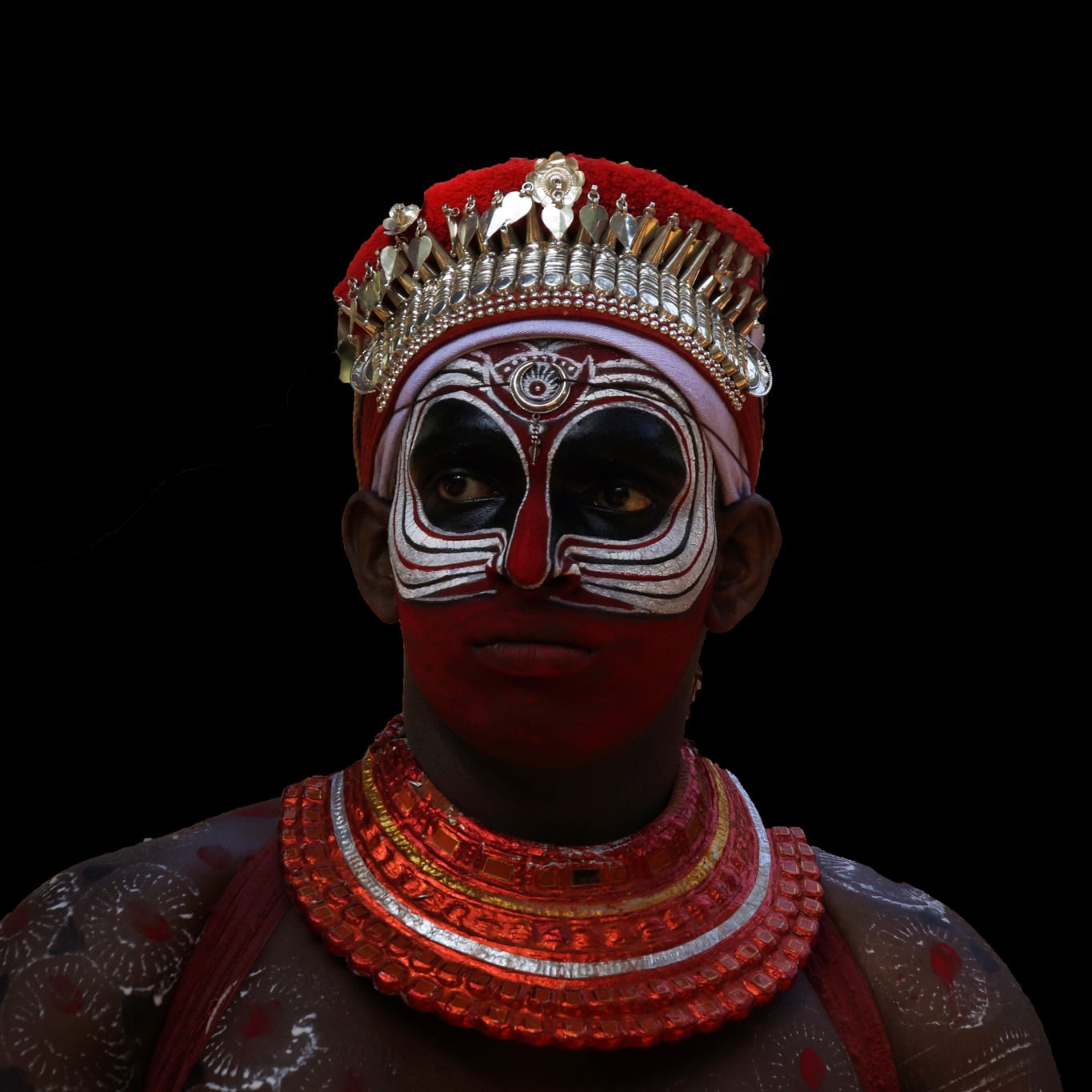 ce maquillage d'interprète de theyyam ressemble à un masque Kunithala Malabar Kerala