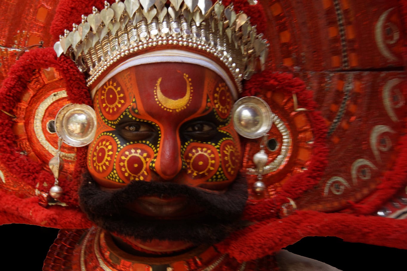 détails d'un maquillage de visage interprète(performer) theyyam Kunithala Malabar Kerala