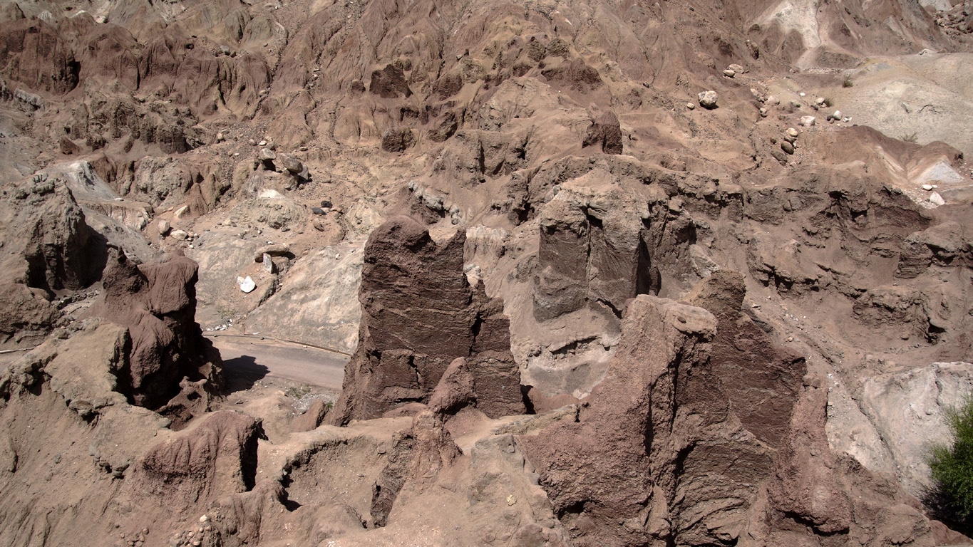 Les ruines de l'ancienne forteresse de Basgo se confondent avec les concrétions argilo-calcaires qui l'environnent