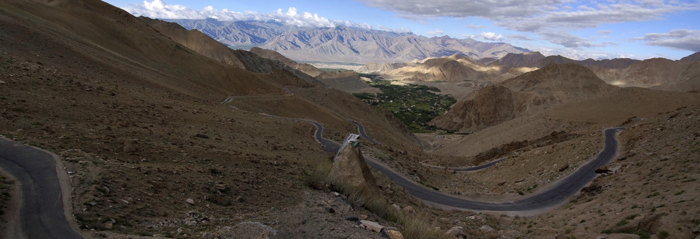 Les lacets de la route conduisant au Khardung La depuis Leh Ladakh