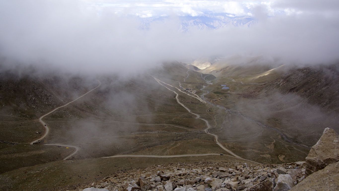 Perdue dans les nuages la route en direction de la vallée de la Nubra (Nubra valley) depuis le Khardung La Ladakh