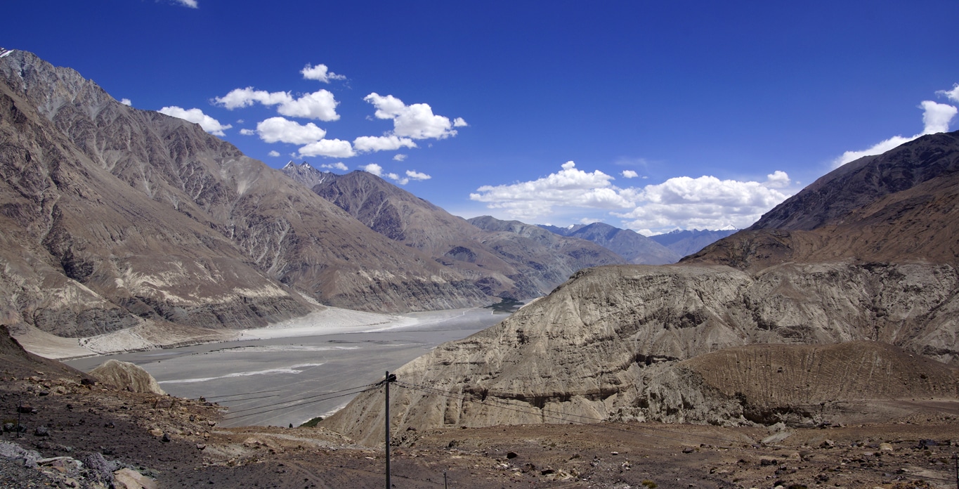 Paysage désertique au retour de la vallée de la Nubra (nubra valley) depuis le Khardung La vers Leh Ladakh