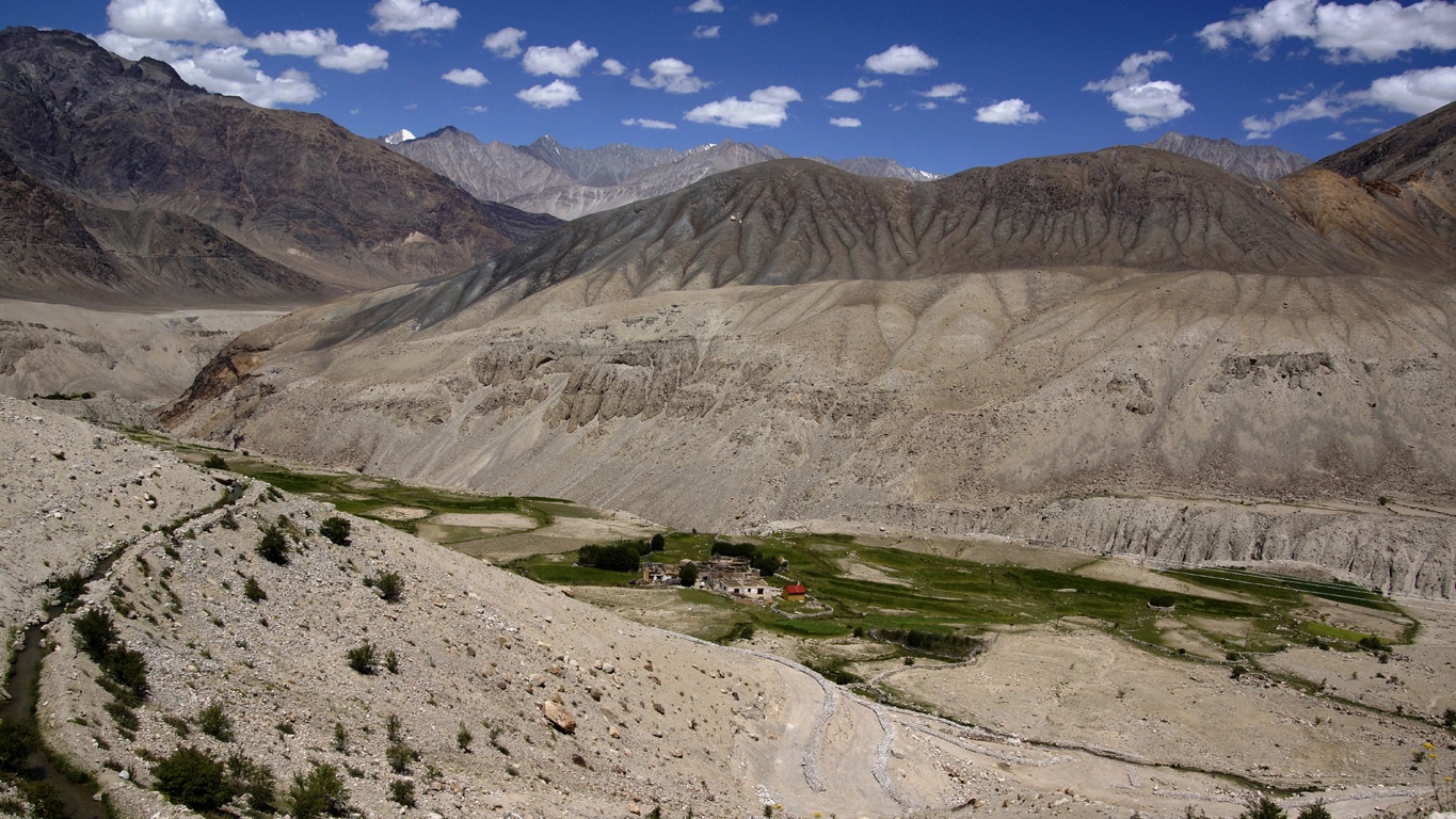 un minuscule village en direction de la vallée de la Nubra (Nubra valley) Ladakh