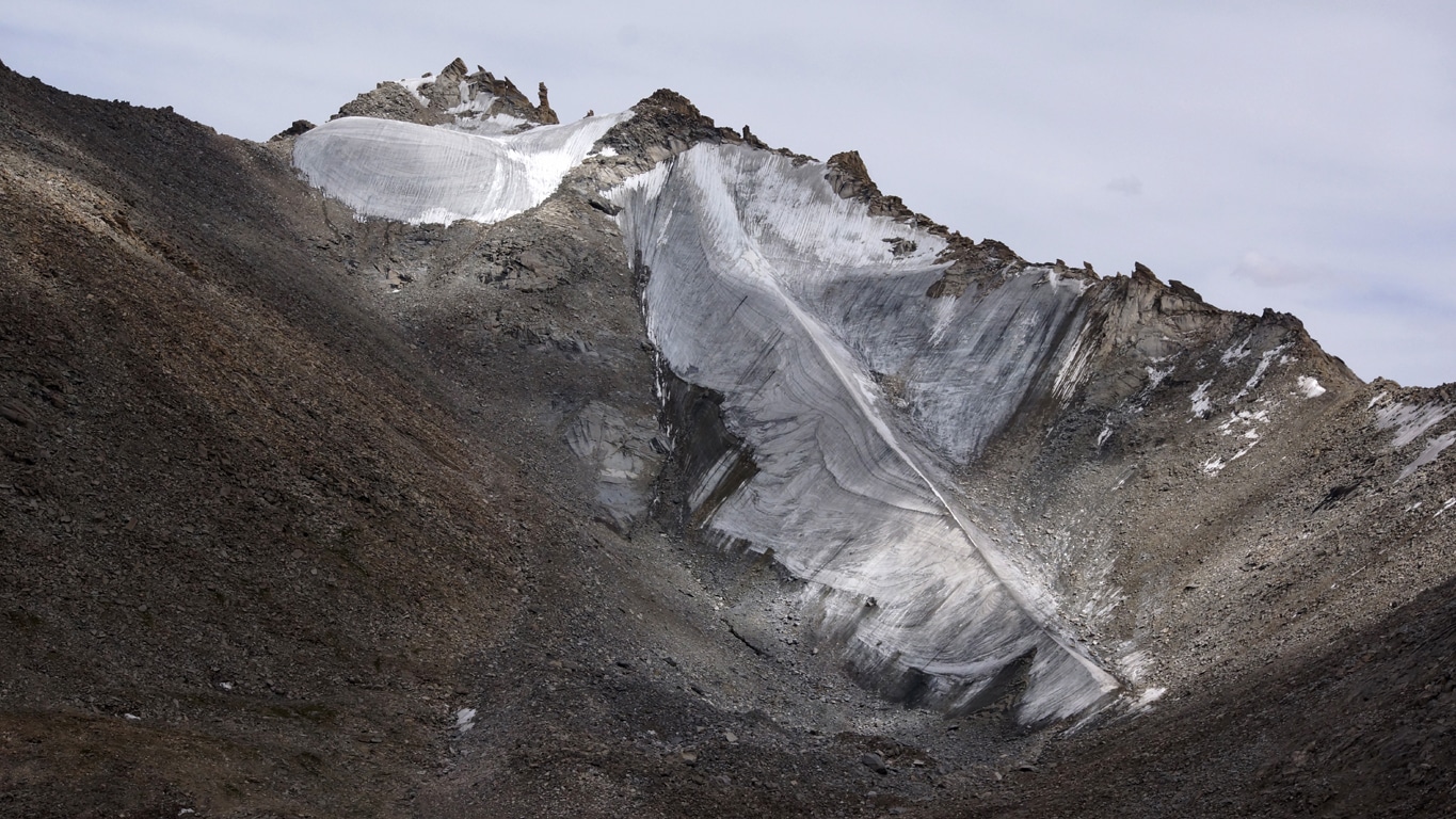 Gros plan sur glacier près du Khardung La au retour de la Nubra valley Ladakh