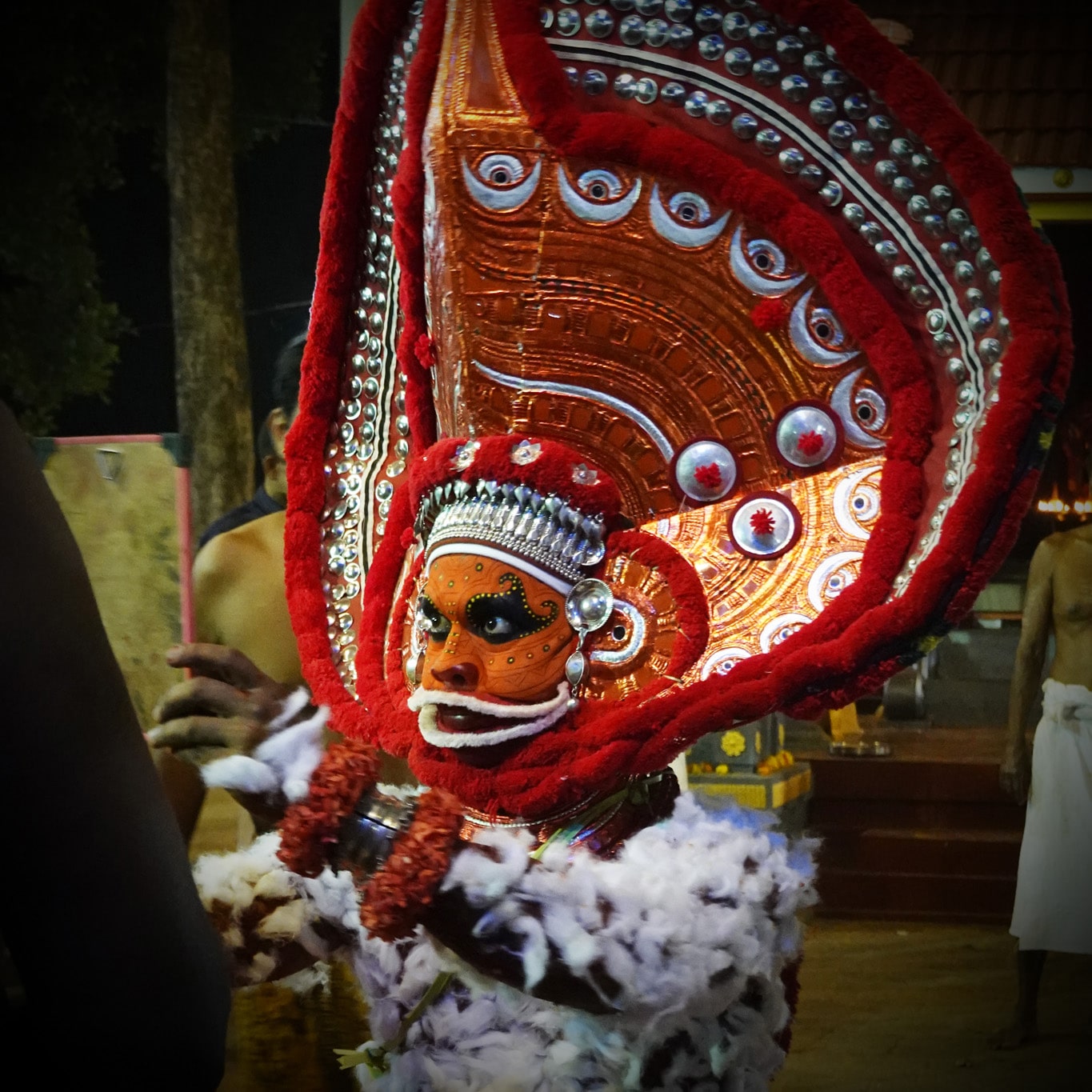 Le stade du miroir avant la transe interprète (performer) theyyam Azhikode Kannur Kerala