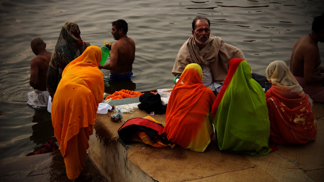 éclatantes couleurs de saris de femmes aux premières lueurs du jour sur les ghats à Varanasi