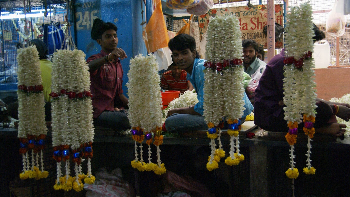 Colliers de fleurs de jasmin au city market Bangalore