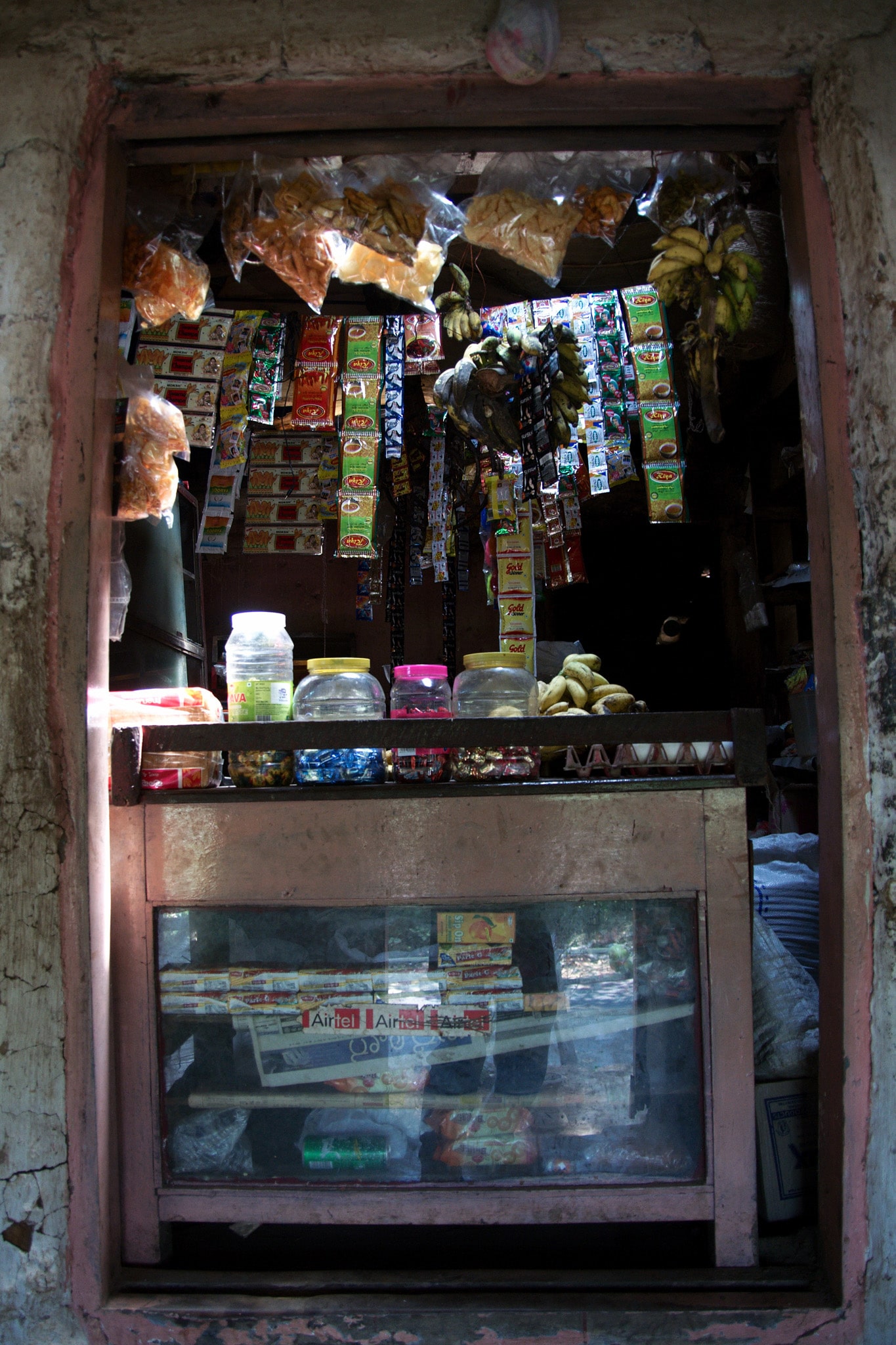 Une mini boutique de village en Inde. On y vend de tout sauf ce dont vous avez besoin...
