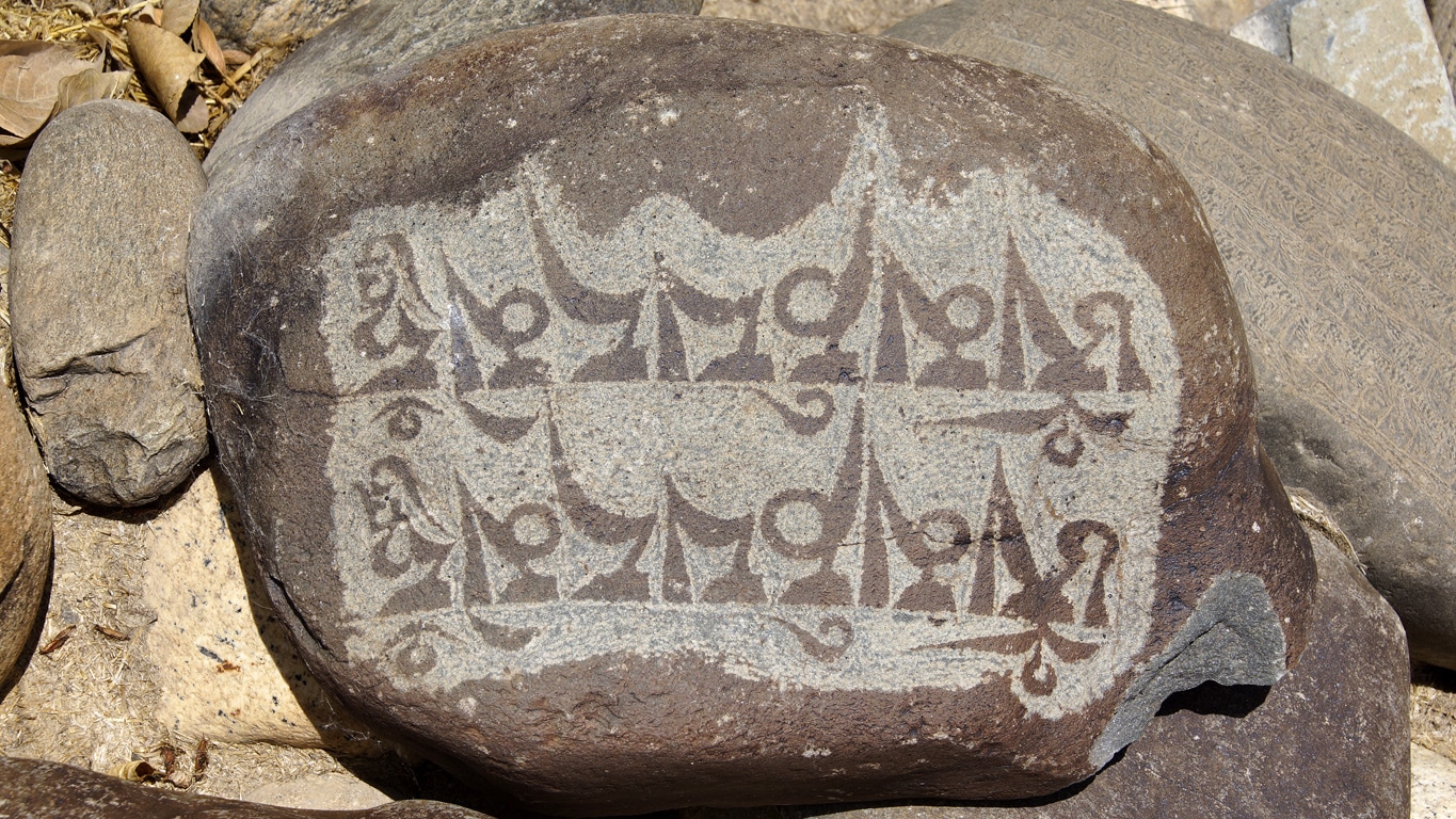 une autre inscription gravée sur une pierre de mur de mani à Pipiting Zanskar