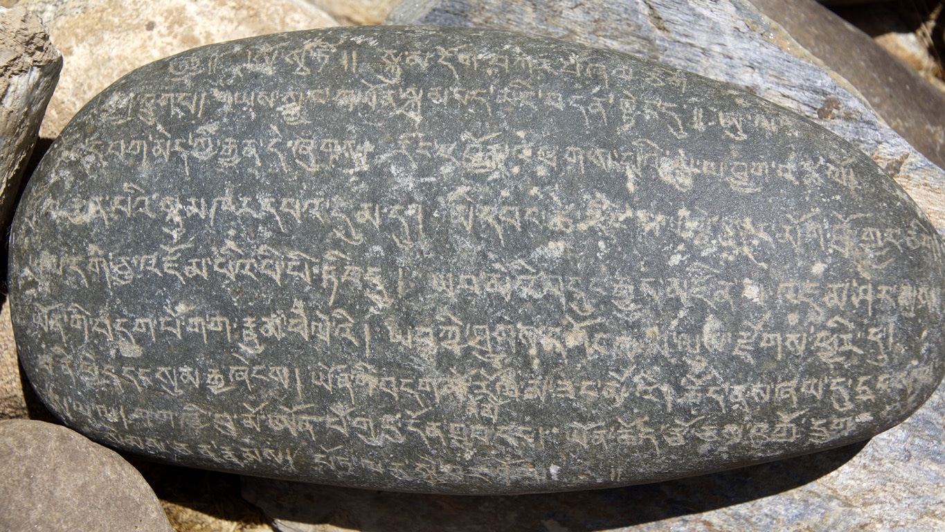 mantras gravées sur une pierre de mur de mani à Pipiting Zanskar