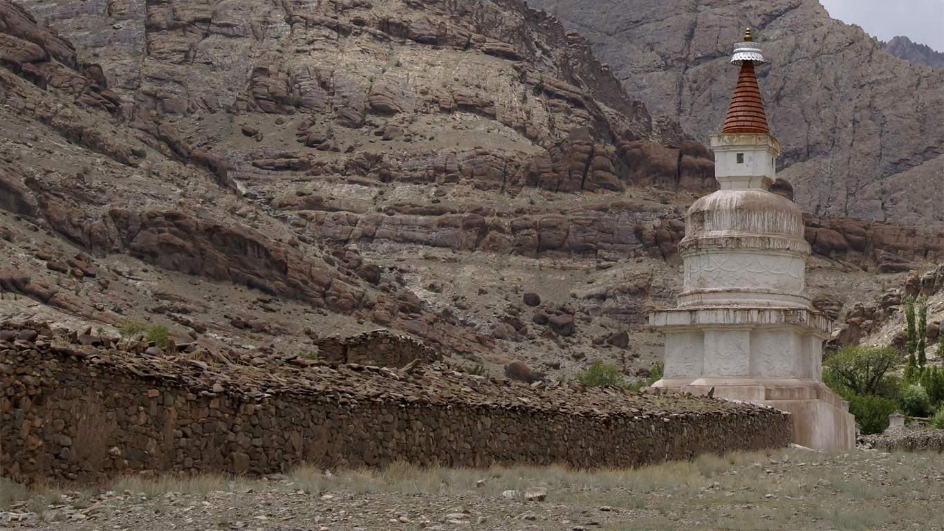 Un chorten et un important mur de manis à Hemis monastery ladakh