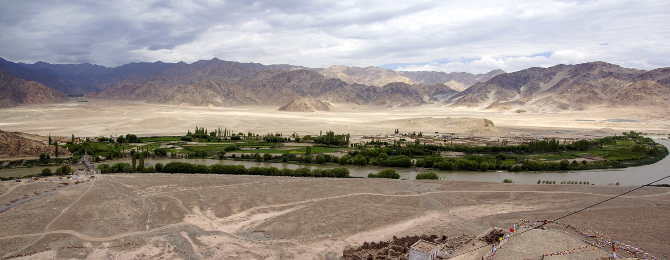 Une longue oasis le long de l'Indus au milieu du désert, vue du haut du monastère de stakna au Ladakh