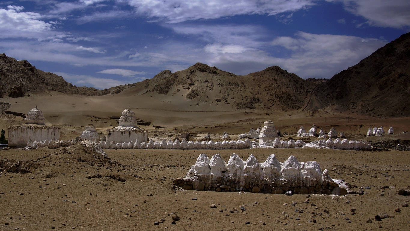 Un véritable champ de chortens anciens immaculés sur fond de ciel bleu outremer Nyerma valley près de Thikse Ladakh
