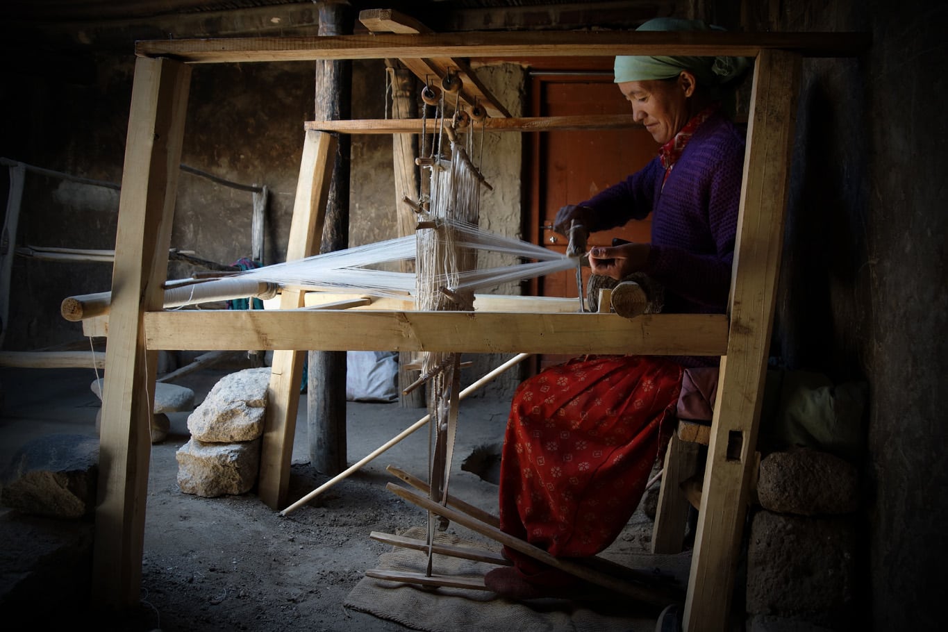 Une femme tisse sur un métier traditionnel à Sakti Ladakh