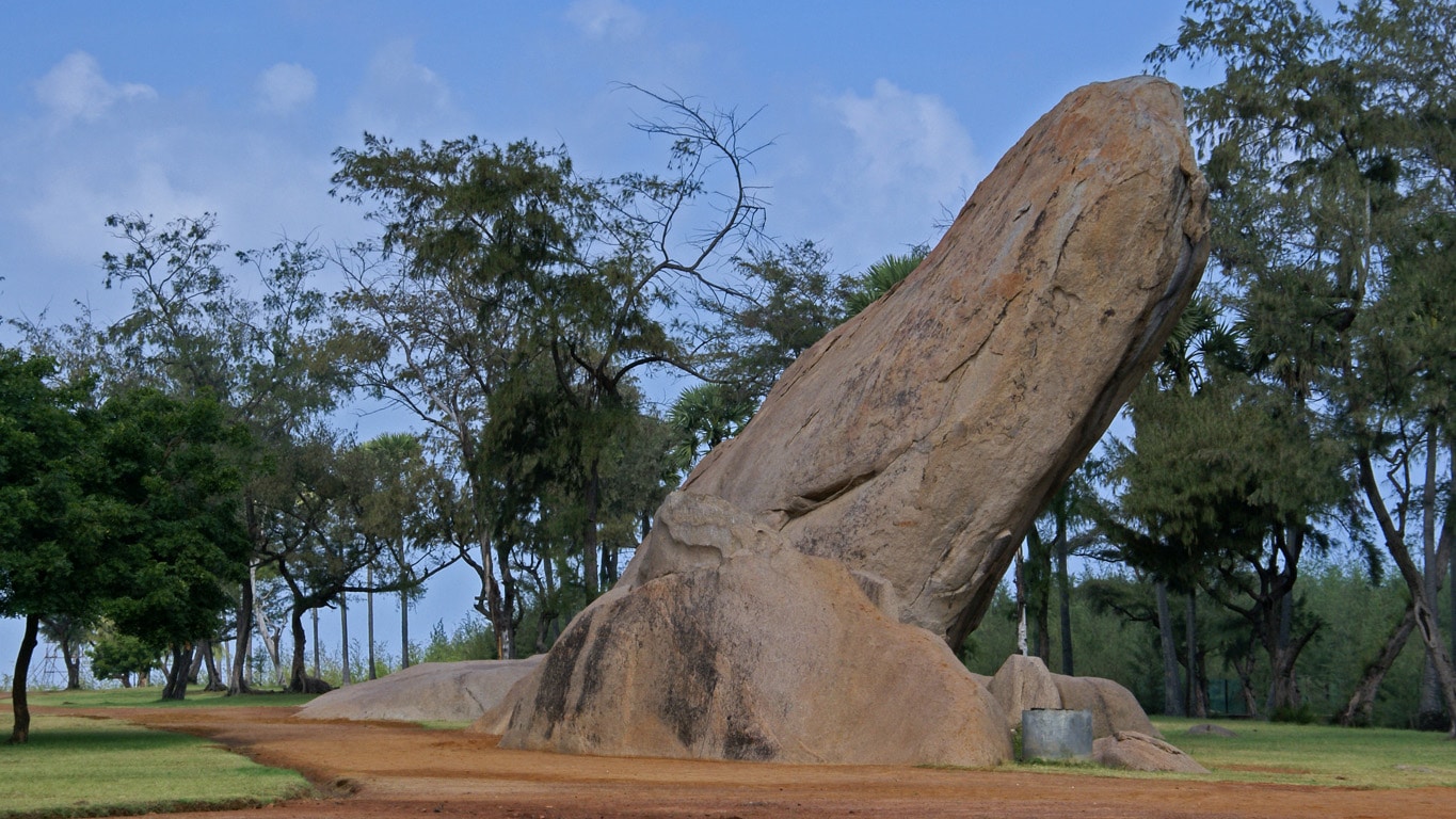 Gigantesque lingam ou phallus de pierre-Tiger cave entre Pondichery et Mahabalipuram