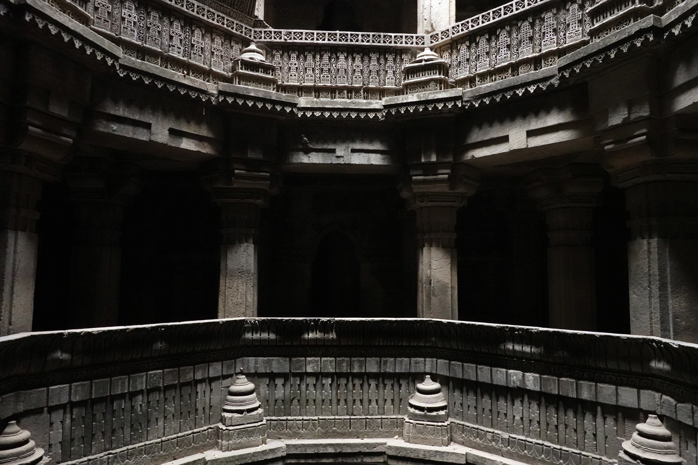 deux balcons ouvragés du puits, baori, Dada Hari Nivav Ahmedabad Gujarat