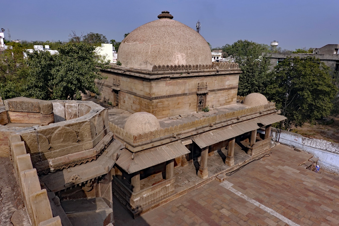 vue sur le mausolée Dai Halima depuis la terrasse de la mosquée Ahmedabad Gujarat