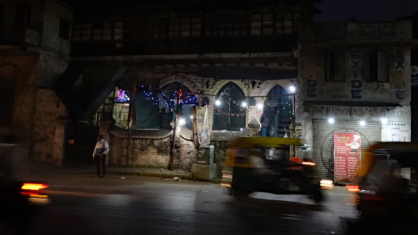 Découverte d'Ahmedabad Gujarat vue de nuit une facade illuminée avec rickshaw