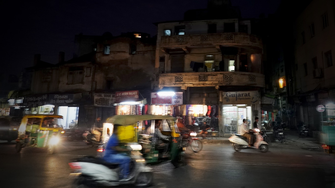 Découverte d'Ahmedabad Gujarat vue nocturne de la circulation