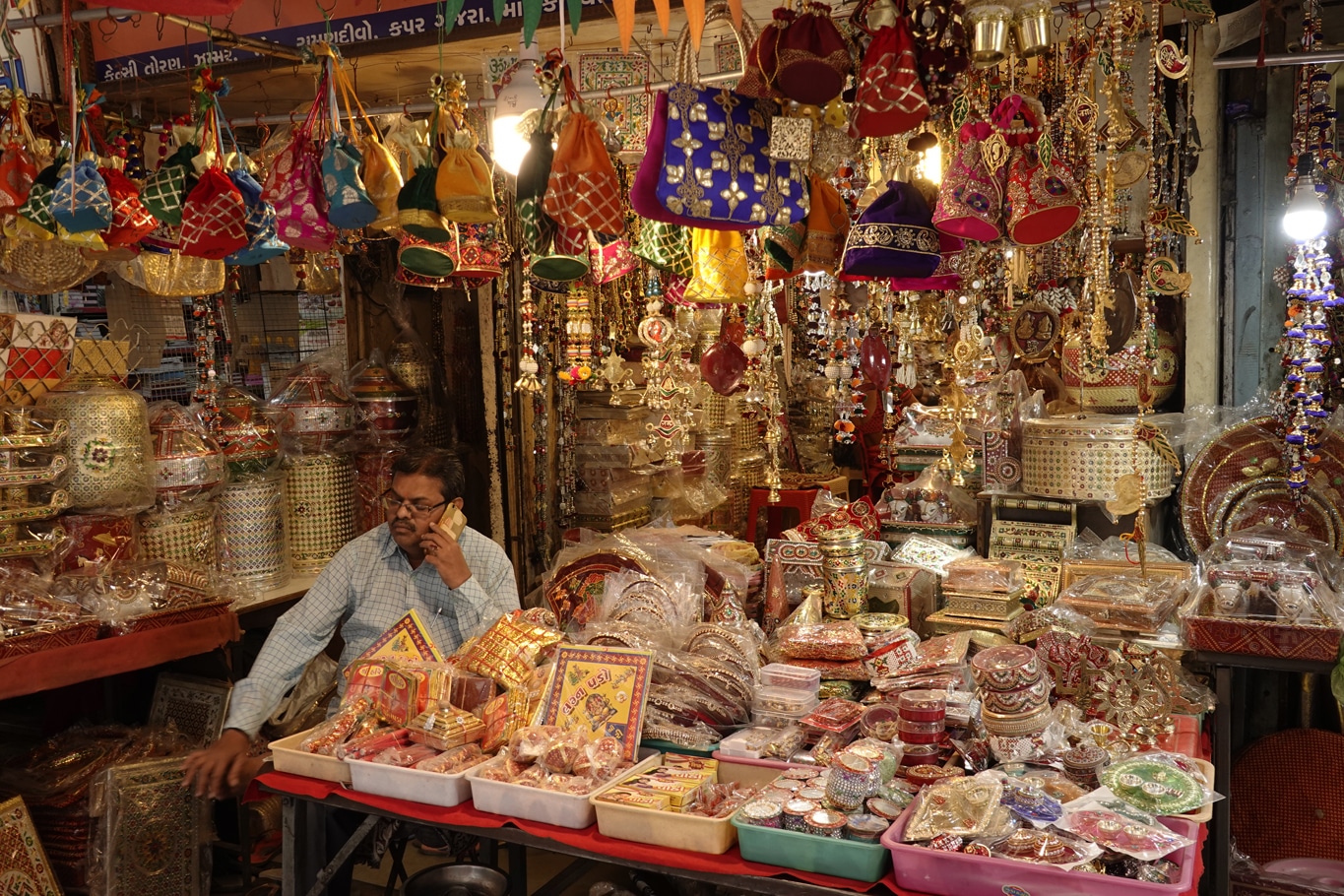 Découverte d'Ahmedabad Gujarat vue nocturne d'une boutique d'artisanat et objets de culte