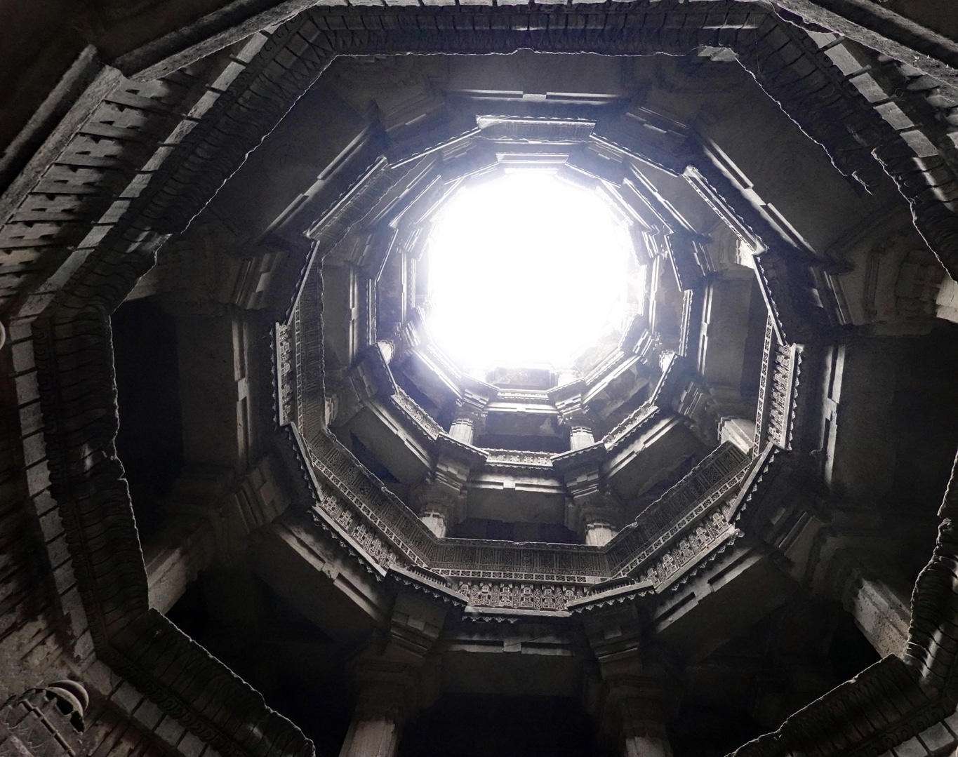 vue en contre plongée de la totalité des galeries octogonales du puits, baori, Dada Hari Nivav Ahmedabad Gujarat