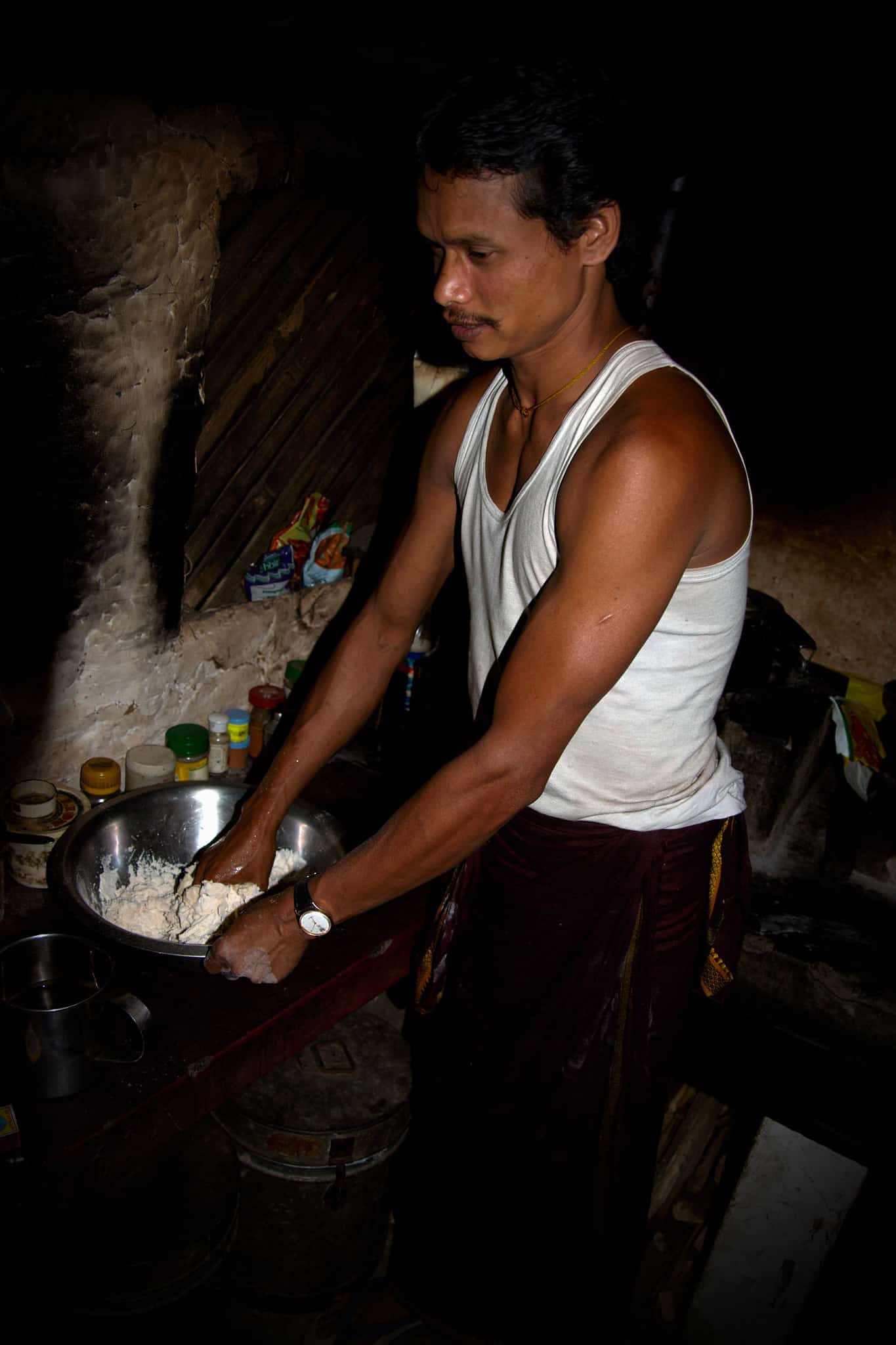 Mes voyages en Inde - Recettes de cuisine indienne - Notre cuisinier prépare des chapatis au Kérala