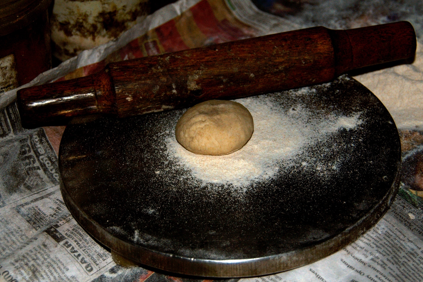 Mes voyages en Inde - Recettes de cuisine indienne - une boule de pâte va être aplatie en chapati - Kérala