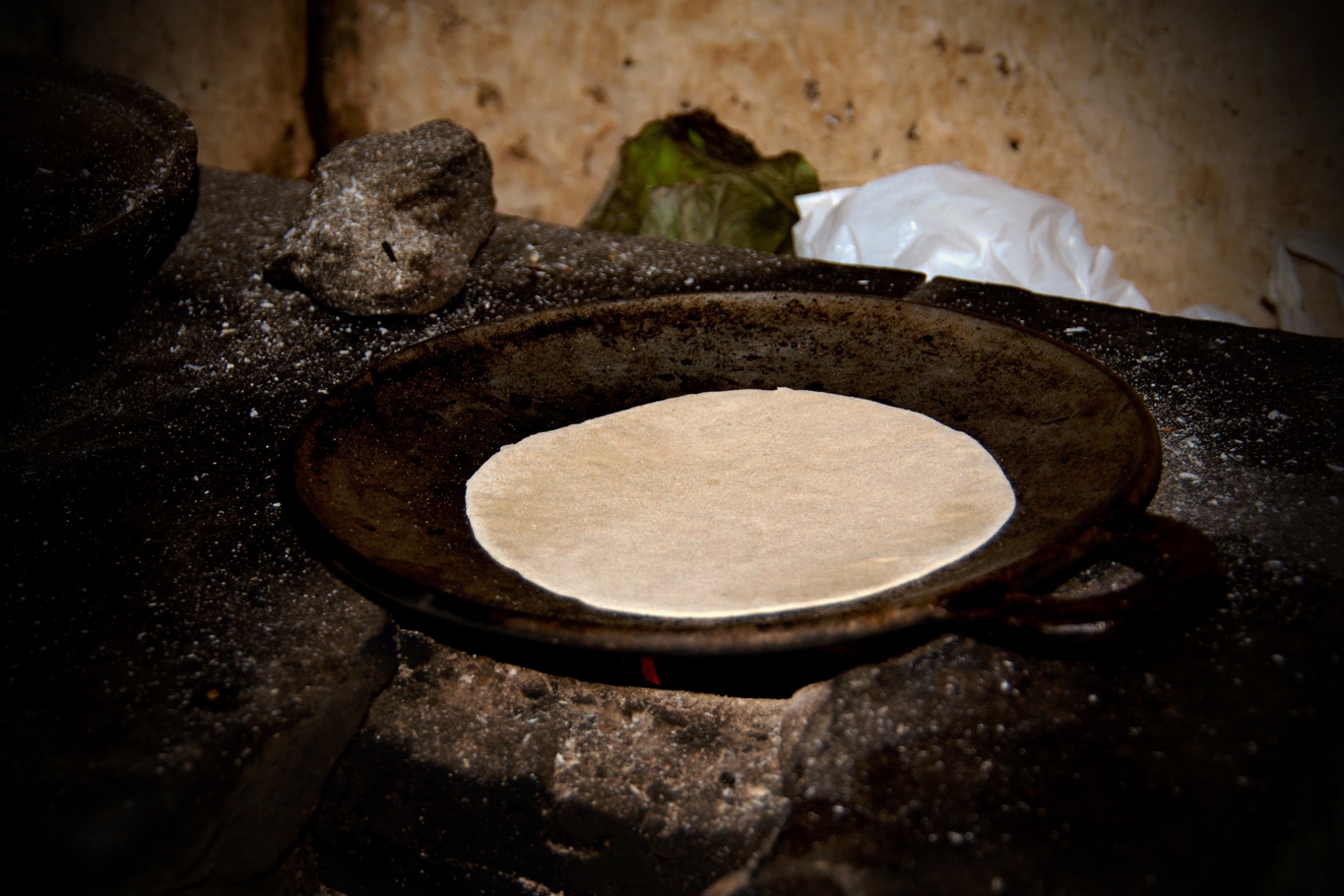 Mes voyages en Inde - Recettes de cuisine indienne - Le chapati est déposé dans la poêle- Kérala